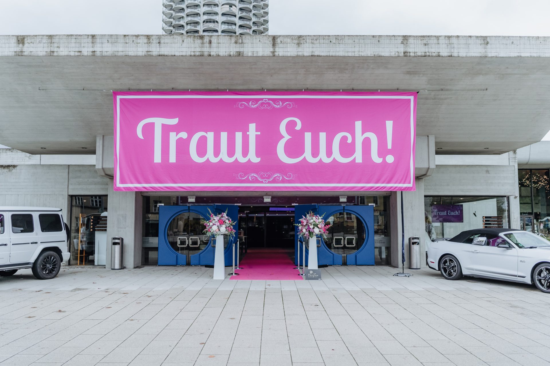 Pink Blumenillustration auf Weiß