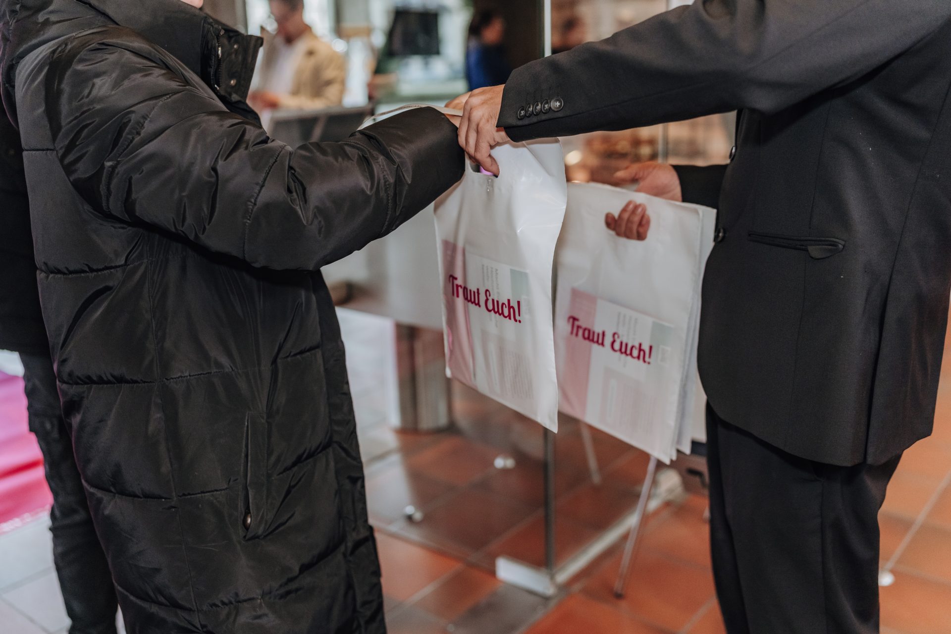 Pink Blumenillustration auf Weiß