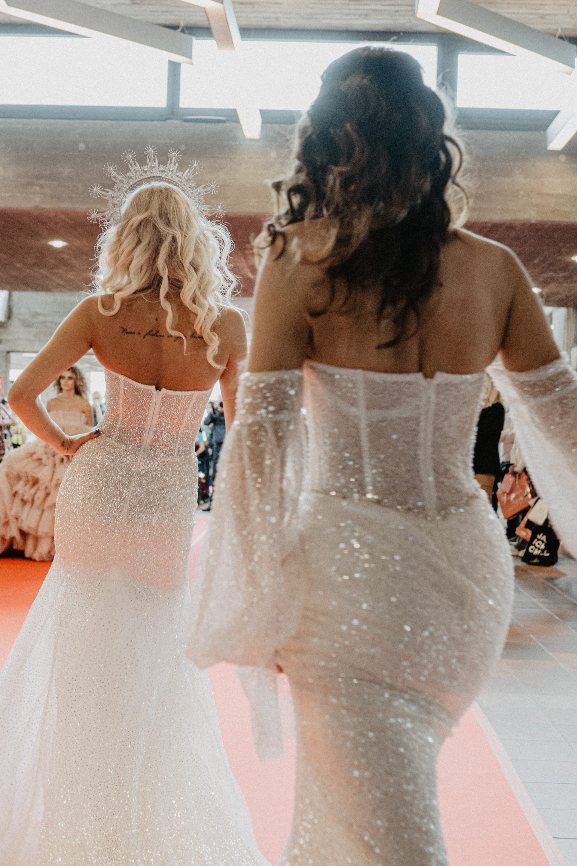 Zwei Frauen in glänzenden Kleidern