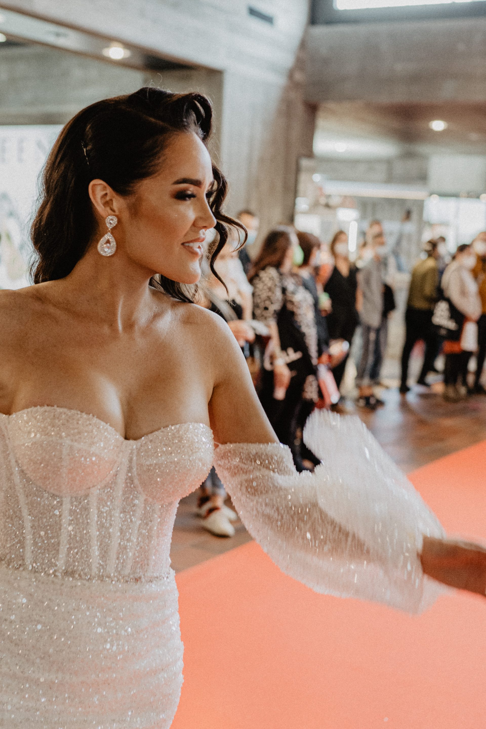 Frau auf dem roten Teppich