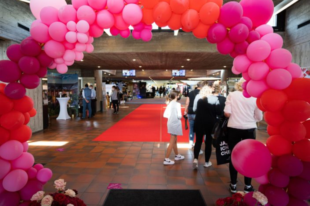 Luftballonbogen in heller Umgebung